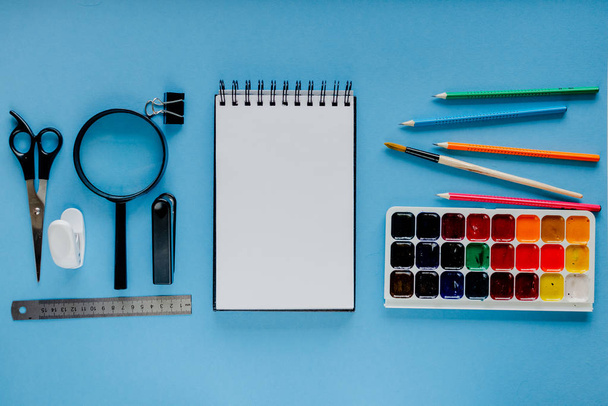 Helyhez kötött készlet, művészeti kellékek, a kék háttér. Organazied vs creative. - Fotó, kép