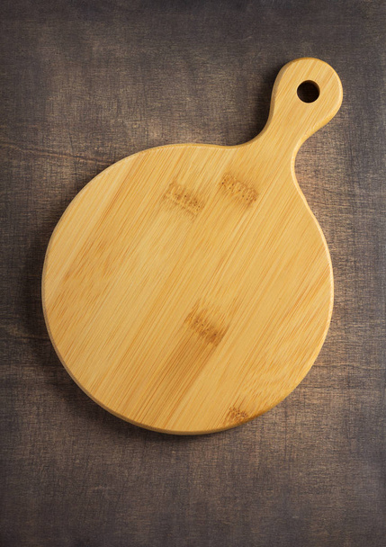 pizza or bread cutting board at wooden table, top view - Fotoğraf, Görsel