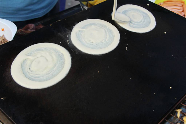 knusprige Pfannkuchen beim Streetfood lecker machen - Foto, Bild