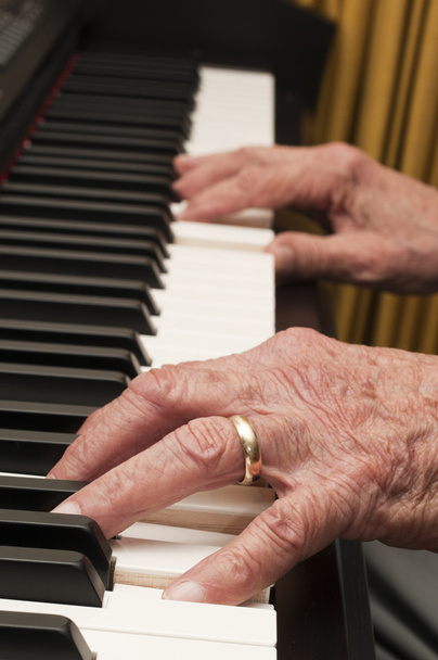 oude handen op de piano - Foto, afbeelding