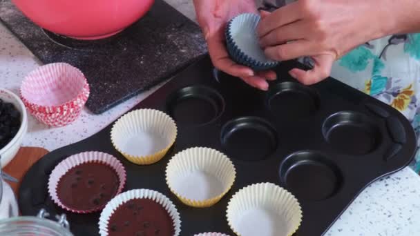 Muffins σχήματα ταξινομούνται σε μια θήκη σιλικόνης - Πλάνα, βίντεο