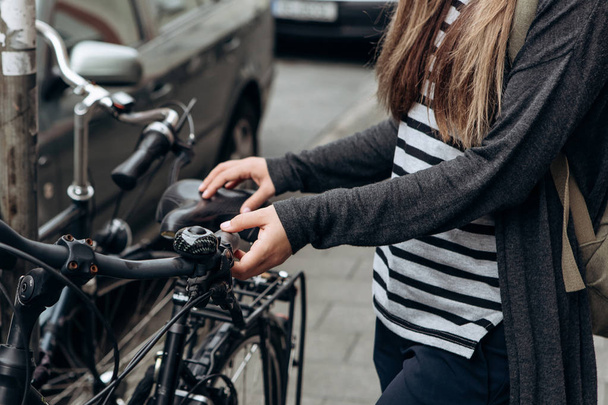 Toerist of studentenvisum gaat om een fietstocht - Foto, afbeelding