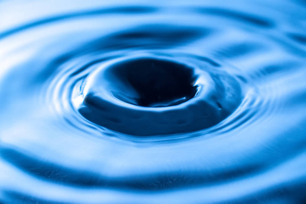 vízcsepp fröccsenés egy üveg kék színű - Fotó, kép