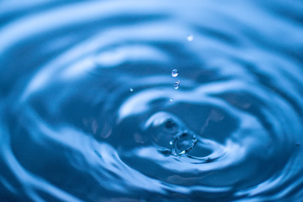 vízcsepp fröccsenés egy üveg kék színű - Fotó, kép