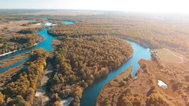 Vista aérea cinematográfica, voo sobre um belo rio sinuoso, vista panorâmica de uma grande altura
 - Filmagem, Vídeo