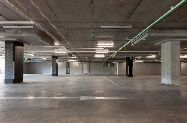 Parking intérieur garage, bâtiment industriel, intérieur souterrain vide dans l'appartement ou au supermarché
. - Photo, image