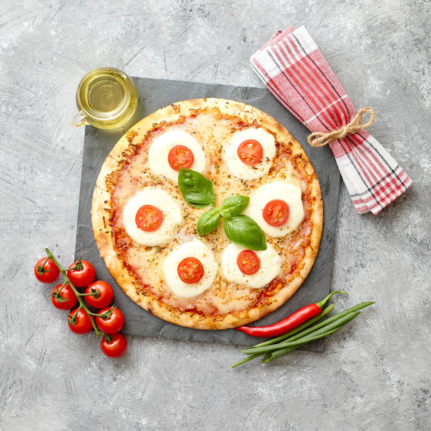Pizza casera con tomates, mozzarella
 - Foto, Imagen