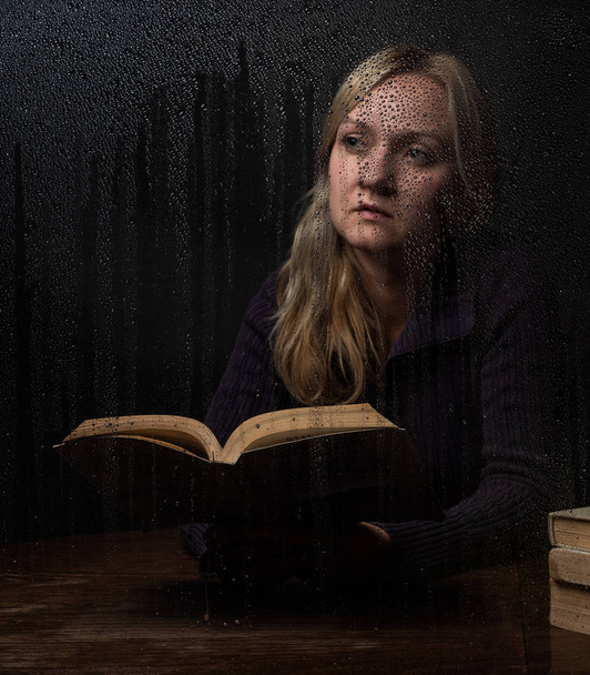 Naturalmente bella donna millenaria leggere libro a piovoso giorno d'autunno
 - Foto, immagini