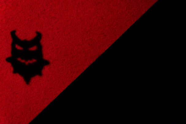 Красивый красный черный фон, разделенный пополам
. - Фото, изображение