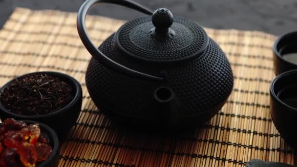 Азиатский зеленый чайный сервиз на бамбуковом коврике
 - Кадры, видео
