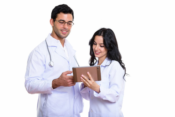 Студійний знімок молодого щасливого чоловіка і жінки-лікаря, який посміхається, поки ми
 - Фото, зображення
