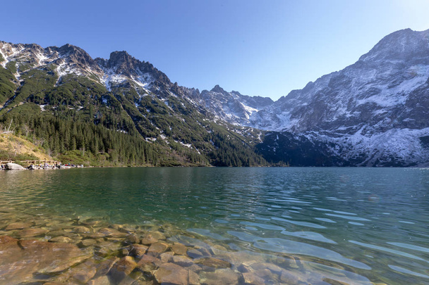 Lago Morskie Oko en las montañas Tatra en Polonia. Paisaje alta montaña
. - Foto, Imagen