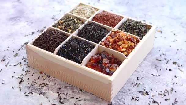 Διάφορα είδη ξηρό τσάι σε ξύλινο κουτί - Πλάνα, βίντεο
