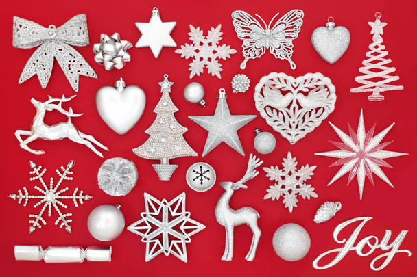 Symboles de Noël avec signe de joie en argent et décorations en boule sur fond rouge. Carte de voeux de Noël traditionnelle pour les fêtes de fin d'année
. - Photo, image