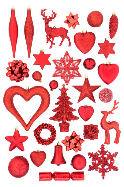 Κόκκινο Χριστουγεννιάτικο δέντρο διακοσμήσεις, διακοσμήσεις και τα σύμβολα για την εορταστική περίοδο σε άσπρο φόντο. Επίπεδη θέσει. - Φωτογραφία, εικόνα