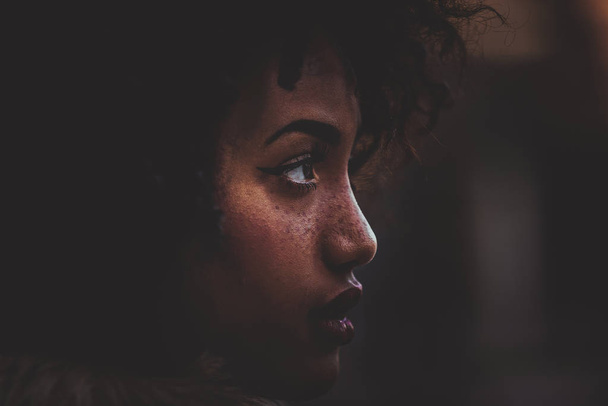 Kaunis afroamerikkalainen nuori nainen muotokuva
 - Valokuva, kuva