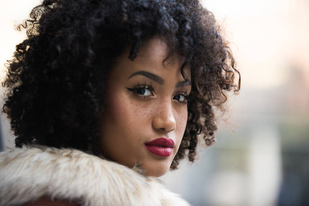 Portrét mladé ženy krásné afroamerican - Fotografie, Obrázek