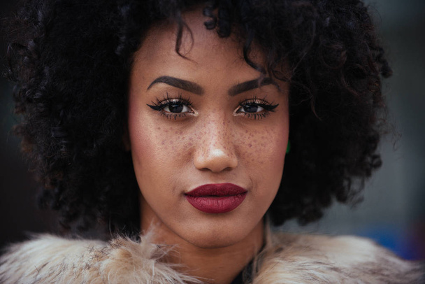 Portrait of a beautiful afroamerican young woman - Foto, imagen