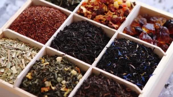 Různé druhy suchého čaje v dřevěné krabičce - Záběry, video