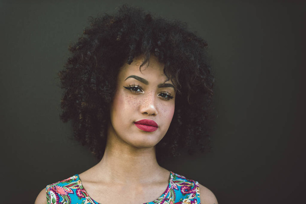 Portrait of a beautiful afroamerican young woman - Foto, afbeelding
