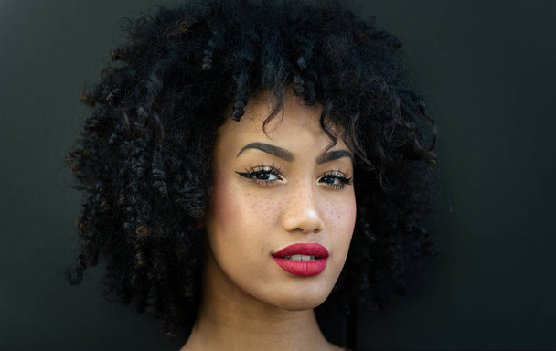 Portrait of a beautiful afroamerican young woman - Foto, imagen