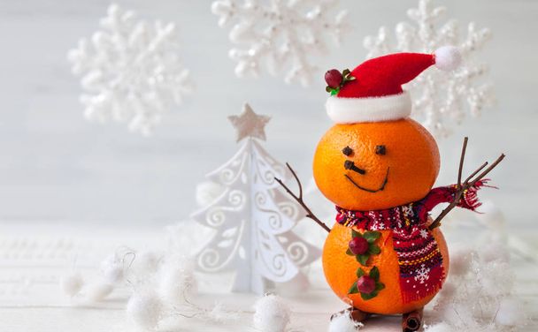 Happy snowman made out of tangerines,clove and winter berries - Foto, Bild