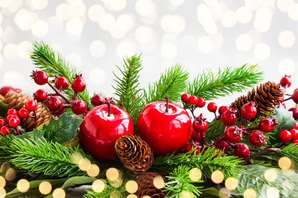 Addobbi natalizi con abete, pigne, mele rosse e frutti di bosco
 - Foto, immagini