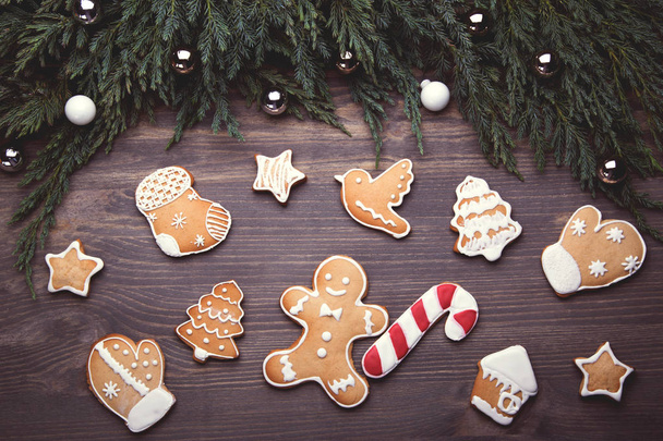 Рождественское пряничное печенье на деревянном фоне - Фото, изображение