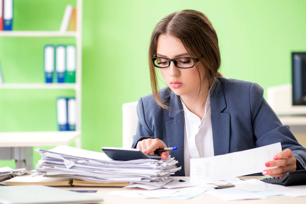 Женщина-финансовый менеджер, работающая в офисе - Фото, изображение