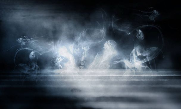 Hintergrund eines leeren dunklen Raumes. leere Wände, Neonlicht, Rauch, Glut - Foto, Bild