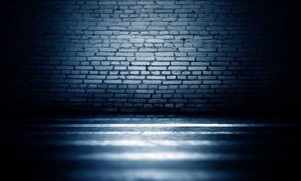 Achtergrond van een lege, donkere kamer. Lege bakstenen muren, neon licht, rook, gloed - Foto, afbeelding