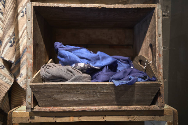 blaues Taschentuch in einer Holzkiste - Foto, Bild