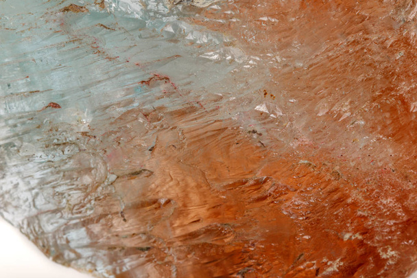 Makro-Mineralstein-Topas auf weißem Hintergrund Nahaufnahme - Foto, Bild