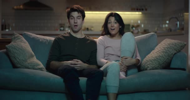 Homme et femme regardant la télévision avec des expressions choquées sur leurs visages
. - Séquence, vidéo