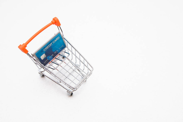 credit card in the shopping trolley on white background with copy space. - Foto, Bild