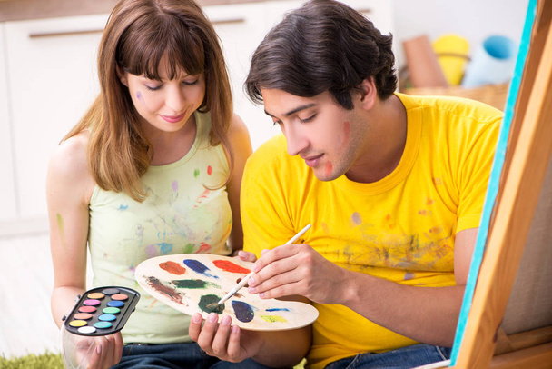 Молода пара насолоджується живописом вдома
 - Фото, зображення