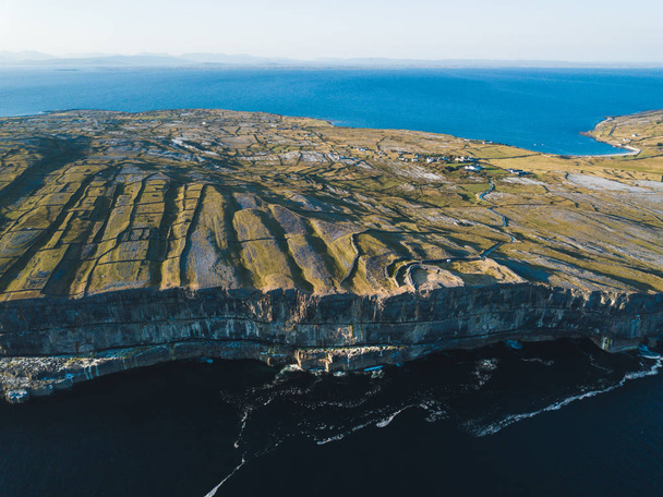 Aerial view of Dun Aonghasa fort of Inishmore on the Aran Islands - Foto, Bild