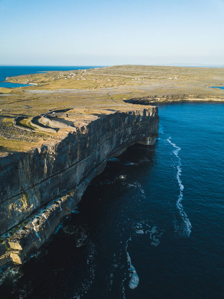 Aerial view of Dun Aonghasa fort of Inishmore on the Aran Islands - Foto, afbeelding