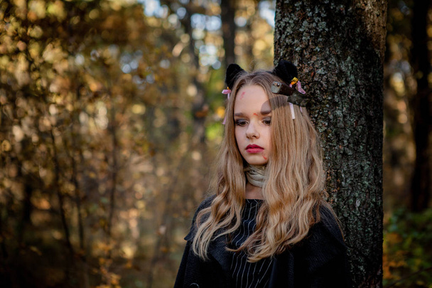 Teenager in Halloween costumes in the woods. - Foto, afbeelding