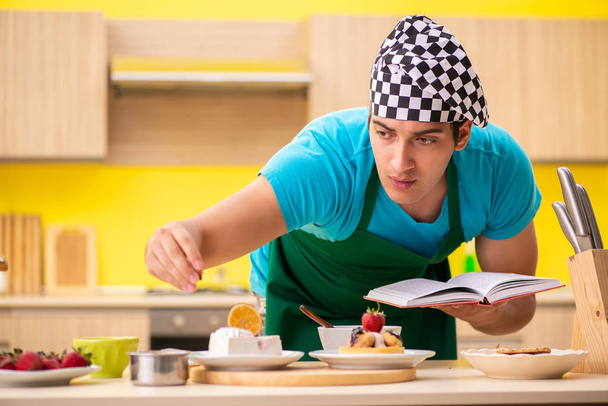 Muž kuchař připravuje dort v kuchyni doma - Fotografie, Obrázek