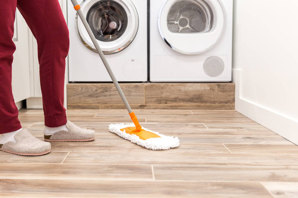 Nettoyage plancher dans la buanderie dans la maison moderne
 - Photo, image