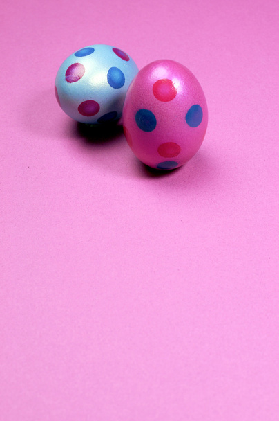 Bolinha rosa e azul ponto ovos de Páscoa no fundo rosa. Vertical com espaço de cópia para o seu texto aqui
. - Foto, Imagem