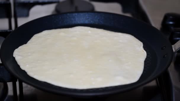 Λευκό τορτίγια μαγειρεμένα και γυρνάει σε καυτό τηγάνι τηγάνι - Πλάνα, βίντεο