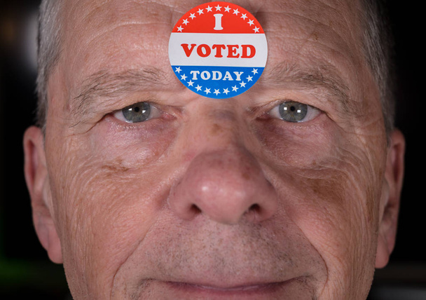J'ai voté aujourd'hui autocollant en papier sur le front mans avec un sourire chaud à la caméra
 - Photo, image