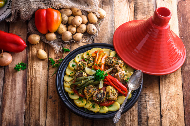 Chermoula Fisch Tajine mit Paprika, marokkanische Küche. - Foto, Bild