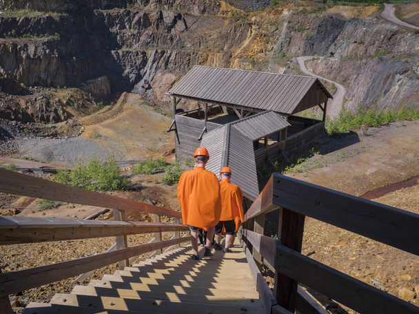 Návštěvníci jít dolů po schodech do podzemí dolu turné v Falu Gruva (Falun měděný důl) ve Falunu, v létě 2018 Dalarna, Švédsko - Fotografie, Obrázek