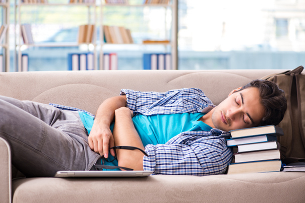 Estudante cansado deitado no sofá
  - Foto, Imagem