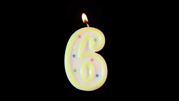 Καίει το κερί κερί σε σχήμα του αριθμού 6. Μια συμπαθητική προσθήκη για την ημέρα των γενεθλίων σας βίντεο. - Πλάνα, βίντεο