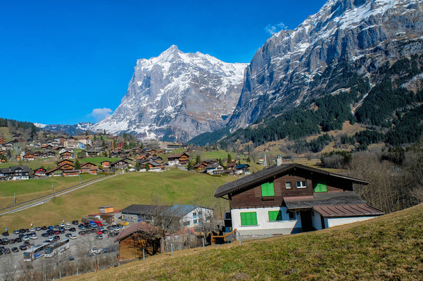 Вид на красивую деревню Федельвальд в горной местности, Швейцария
 - Фото, изображение