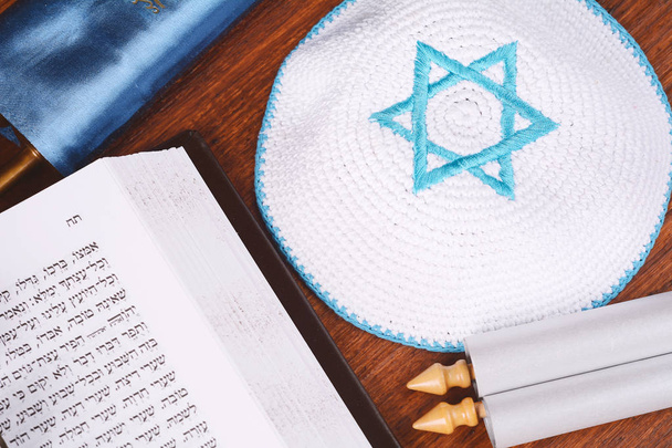 Torah with kippah on wooden background. Jewish religion concept  - Foto, afbeelding